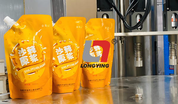 龍應(yīng)沙棘飲料自立袋充填旋蓋機(jī)