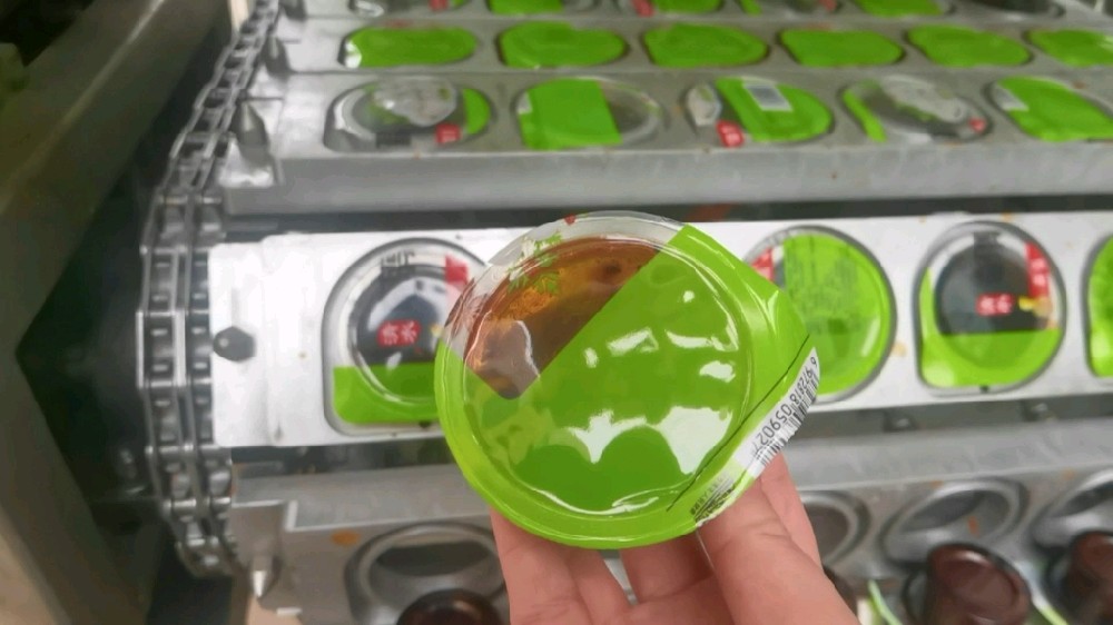 龍應一出八醬料灌裝封口機